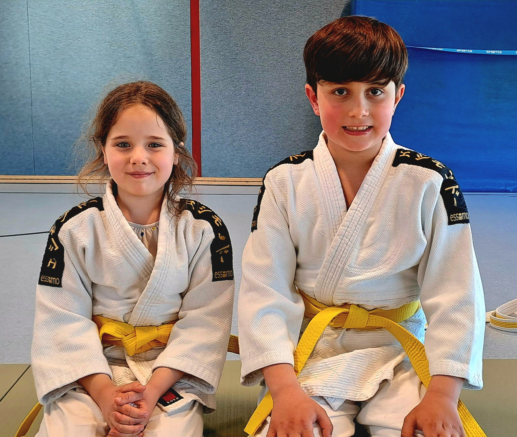 Read more about the article Leeloo und Melih sind die stolzen neuen Besitzer des gelben Gürtels im Judo diese Woche