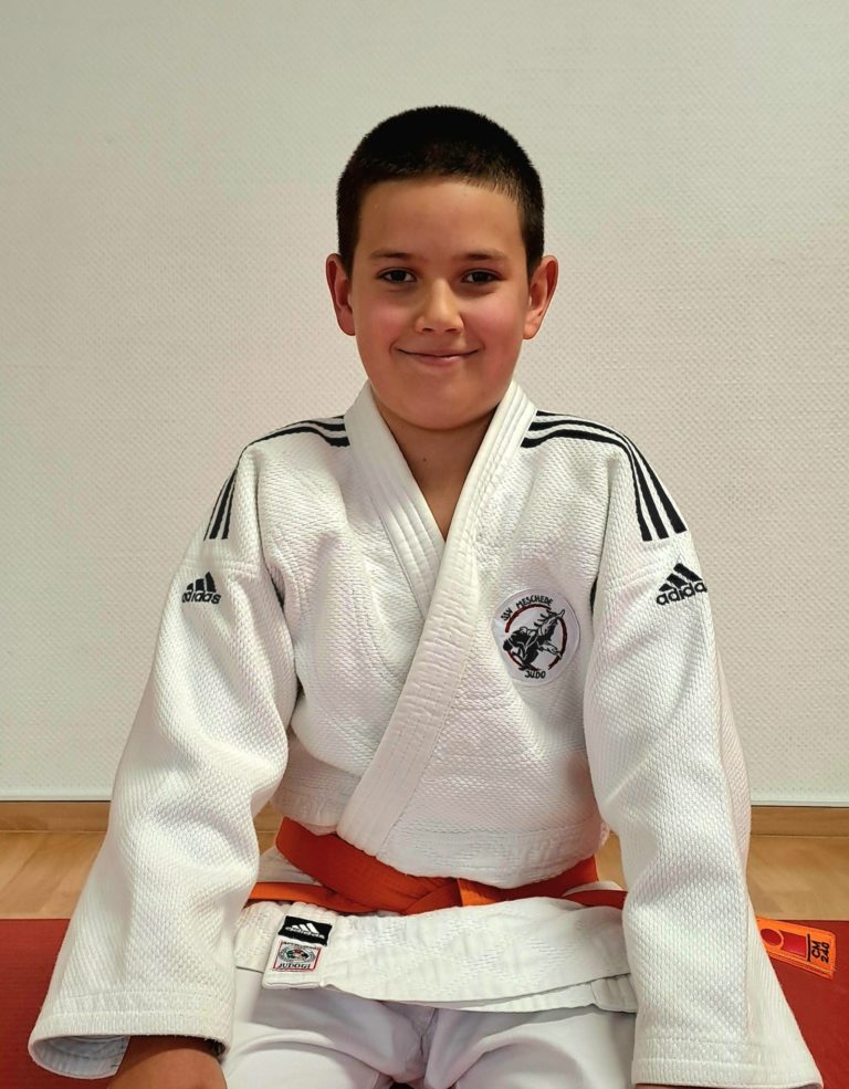 Read more about the article Das letzte Training vor den Ferien brachte nochmal einen stolzen neuen Orangegurt hervor!