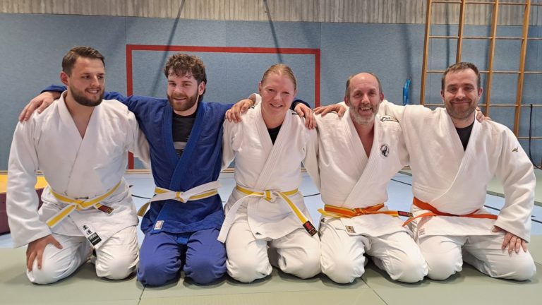 Read more about the article Fünffache Graduierung bei den Erwachsenen, eine tolle Premiere!